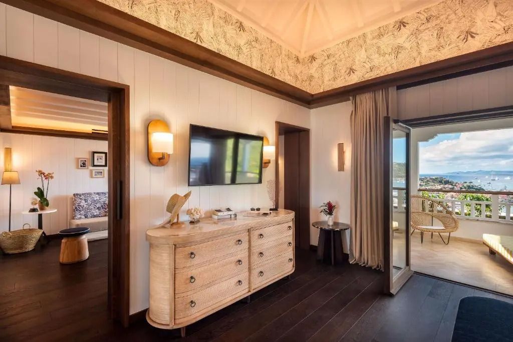 Deluxe Villa mit Kommode und Balkonblick auf die Natur