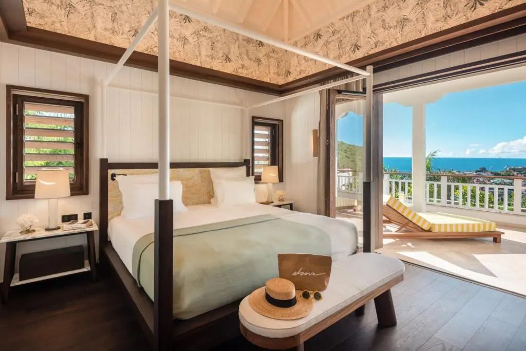 Schlafzimmer mit Zugang zum Balkon und Meerblick