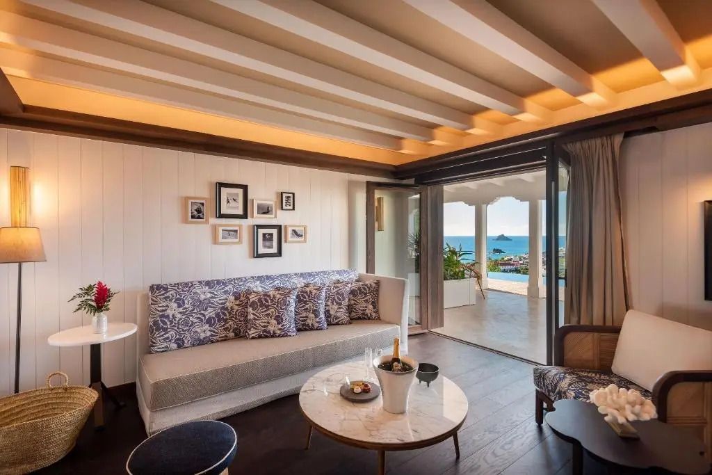 Wohnbereich der Deluxe Villa mit Meerblick und eleganter Dekoration