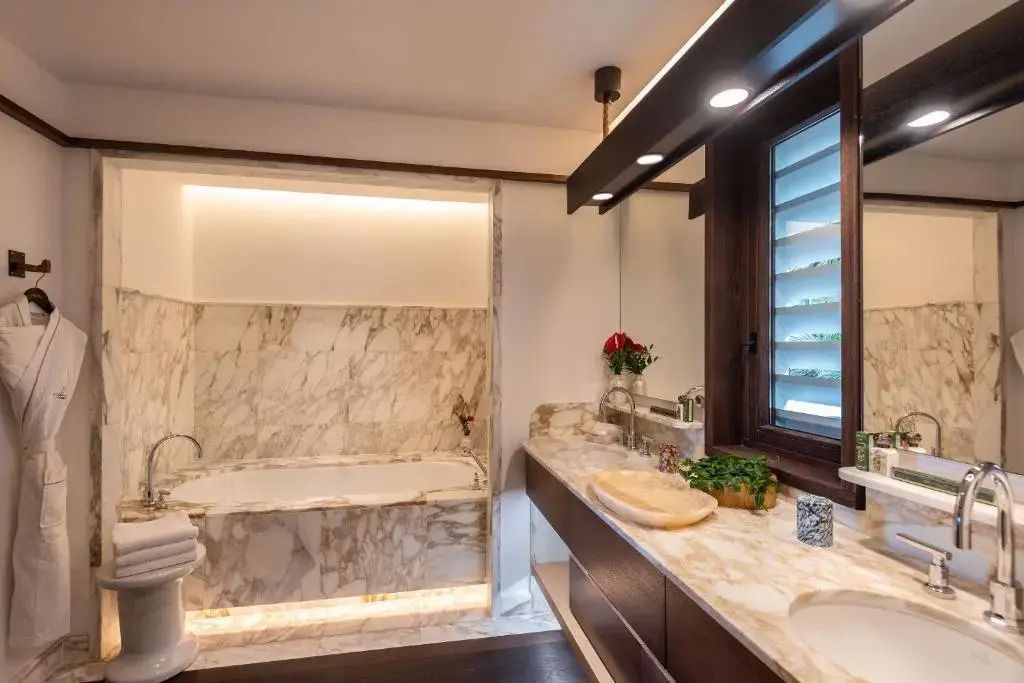Luxuriöses Badezimmer aus Marmor in der Deluxe Villa