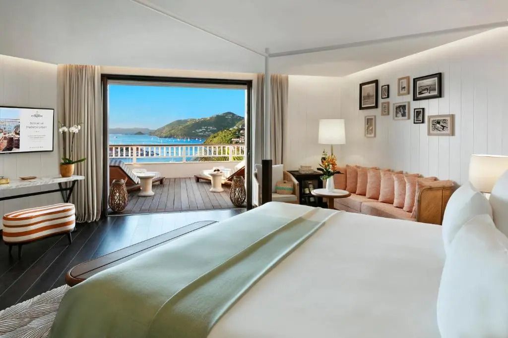 Geräumige Junior-Suite mit Meerblick und komfortabler Sitzgelegenheit auf der Terrasse