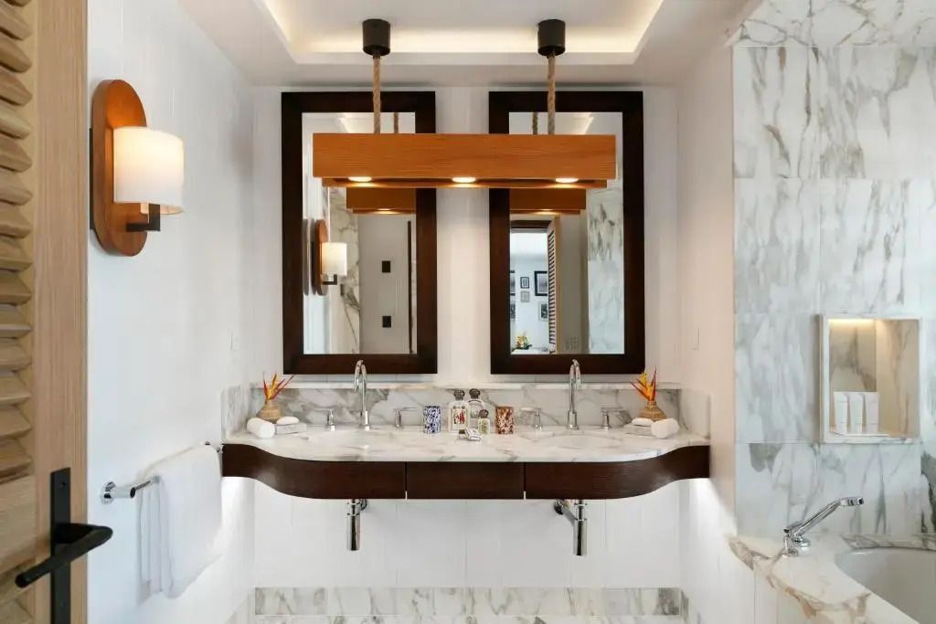 Modernes Badezimmer mit Doppelwaschbecken und luxuriöser Beleuchtung