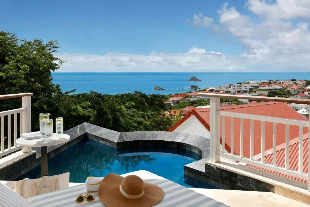 Infinity Pool mit Blick auf das Meer und umliegende Inseln