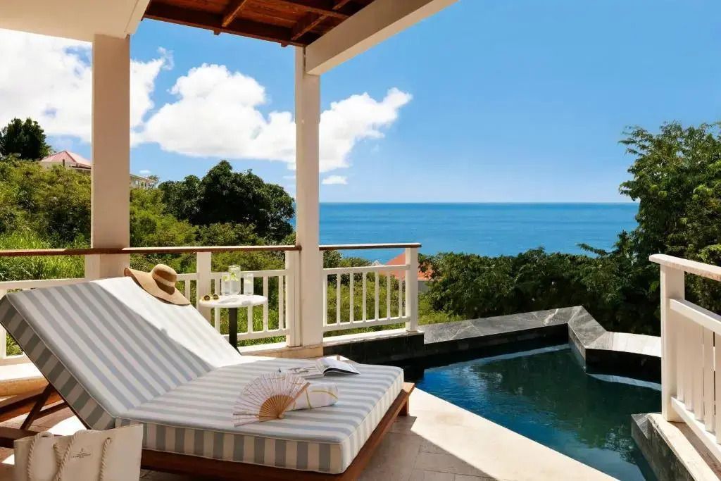 Private Terrasse mit Liegestuhl und Meerblick neben privatem Pool