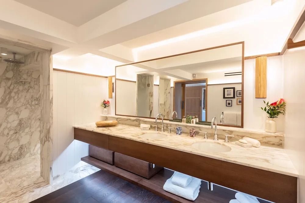 Modernes Badezimmer mit Doppelwaschbecken und edler Ausstattung.