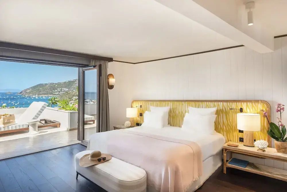 Premium Doppelzimmer mit elegantem Design und direktem Zugang zur Terrasse.