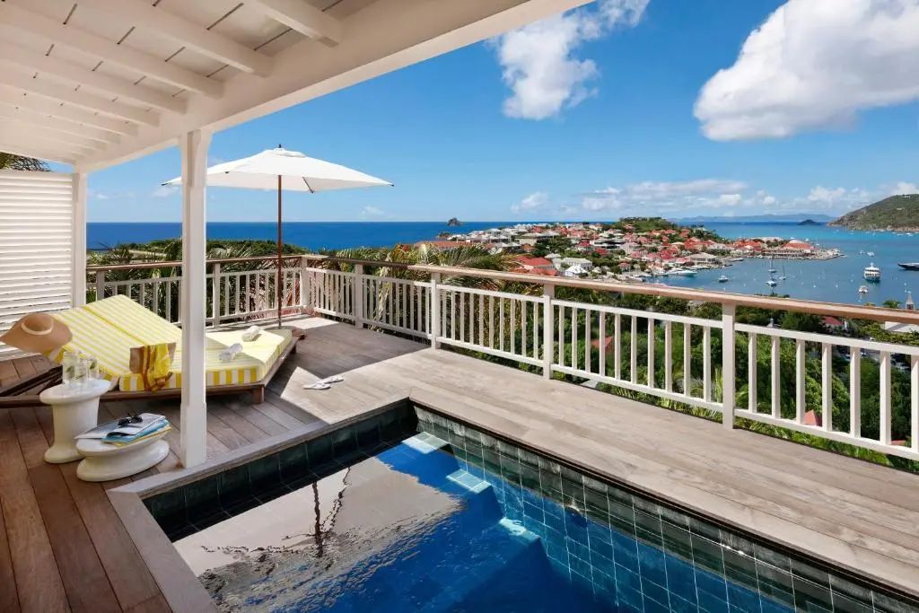 Private Terrasse mit Blick auf das blaue Meer und Pool der Prestige Suite