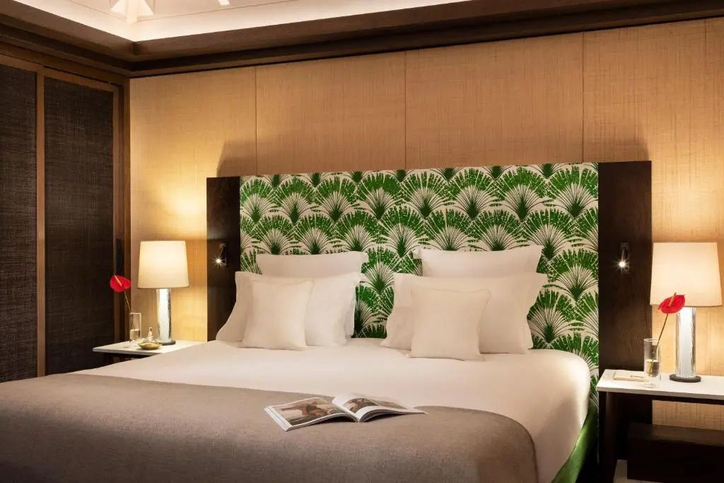 Elegantes Schlafzimmer der Prestige Suite mit stilvollem grünem Kopfteil