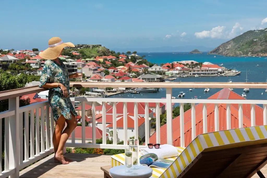 Frau in Hut genießt den Ausblick von der Terrasse der Prestige Suite