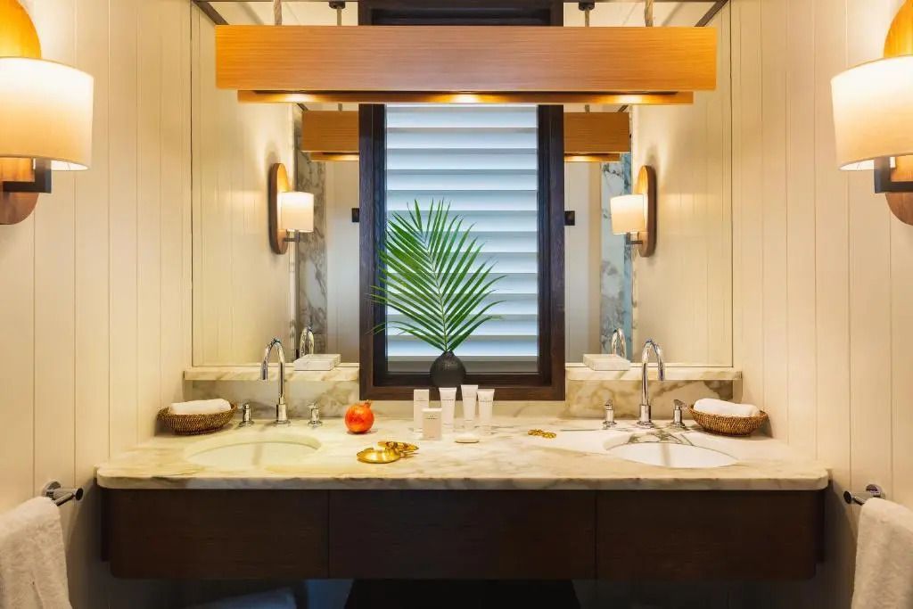 Luxuriöses Badezimmer mit Doppelwaschbecken in der Prestige Suite