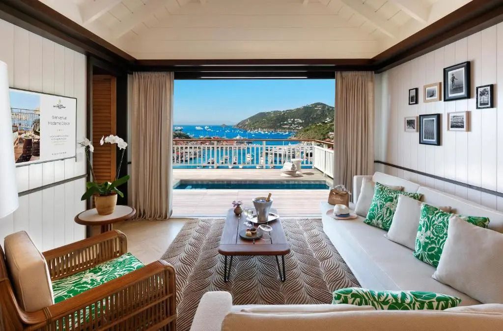Wohnbereich der Prestige Suite mit atemberaubendem Blick auf das Meer
