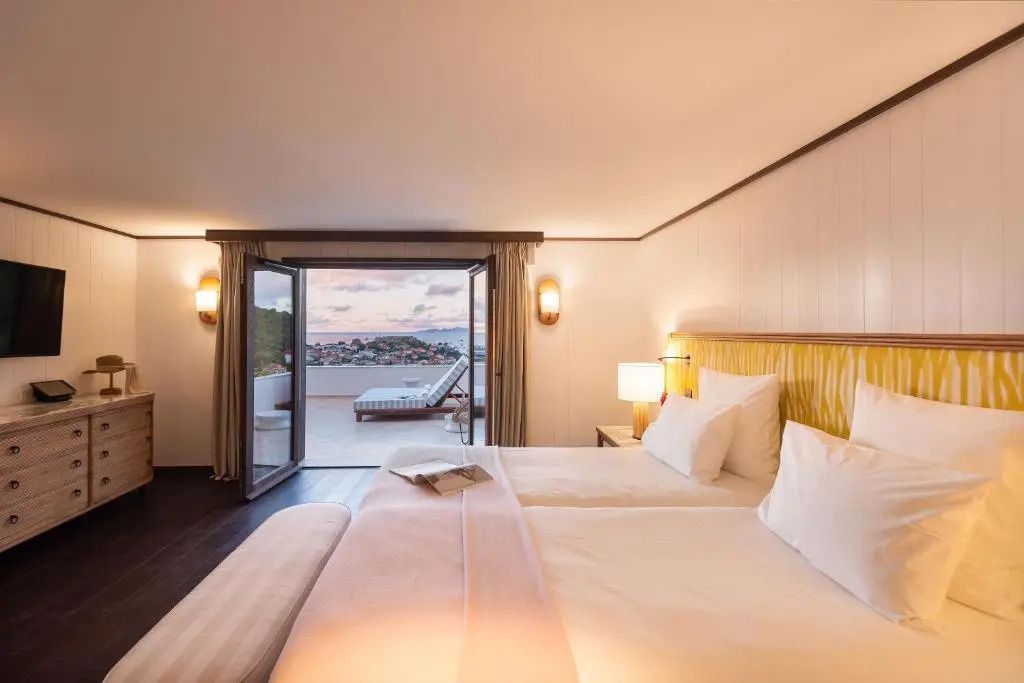 Zimmer mit zwei Betten und Meerblick von der Terrasse im Hotel Fouquet's Saint-Barth
