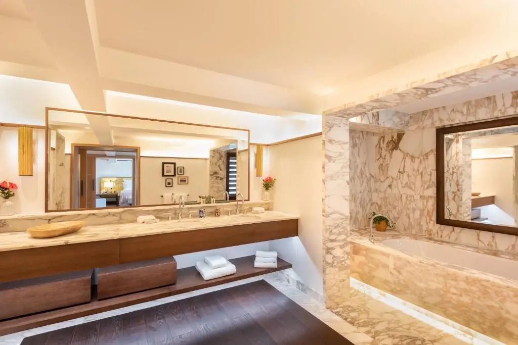 Badezimmer mit Marmorbadewanne und eleganter Beleuchtung