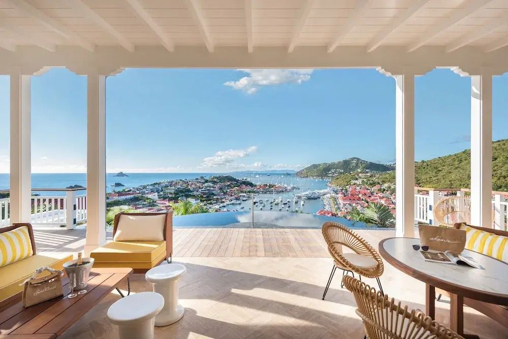 Geräumige Terrasse mit Panoramablick auf Hafen und Meer