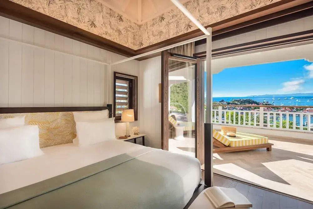 Komfortables Schlafzimmer mit Balkon und Meerblick