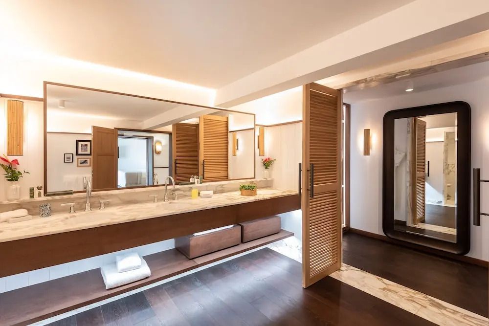 Modernes Badezimmer mit Doppelwaschbecken und Holzdetails