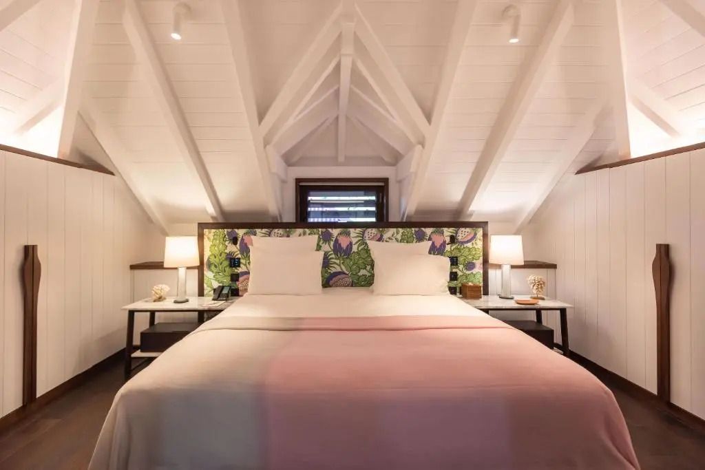 Gemütliches Schlafzimmer mit Holzbalkendecke und eleganten Dekoren