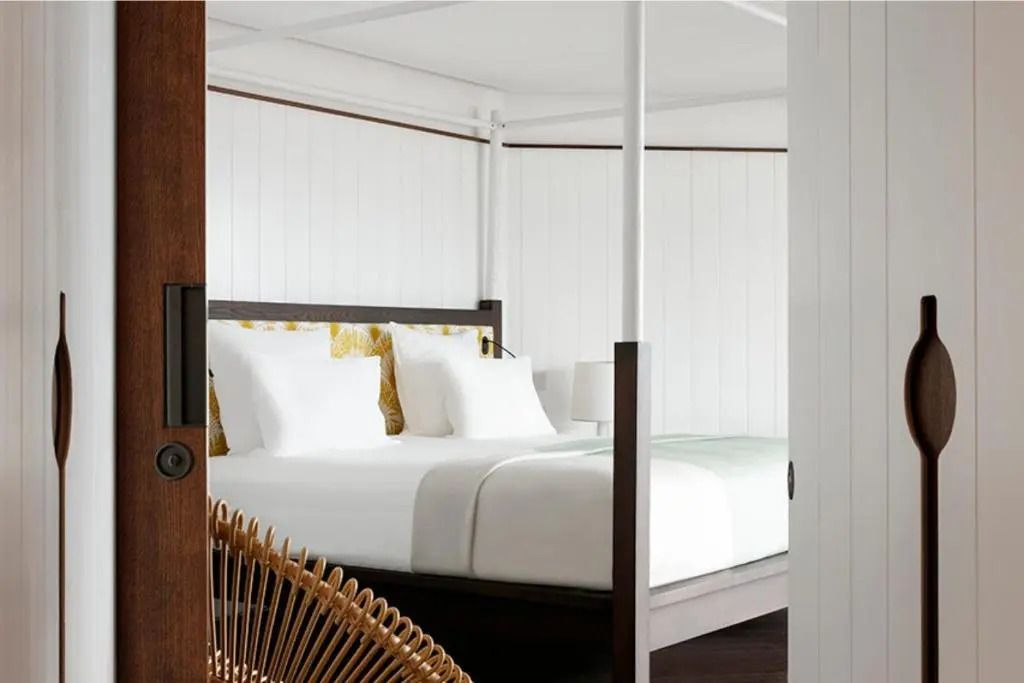 Modernes Schlafzimmer mit weißem Baldachinbett und stilvoller Einrichtung