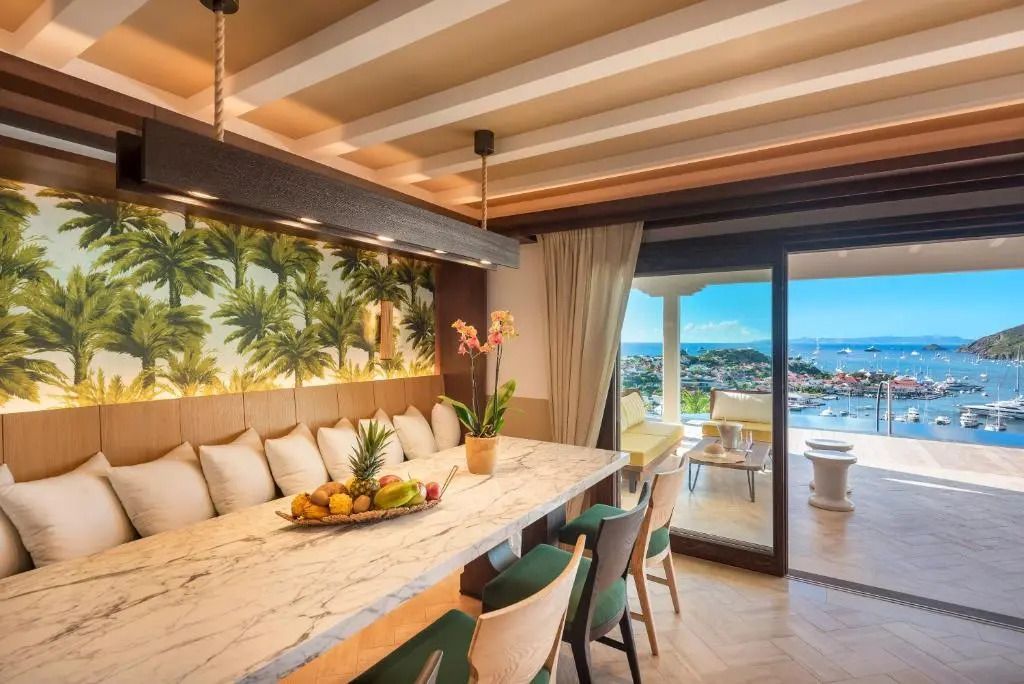 Eleganter Essbereich mit Marmortisch und tropischen Akzenten in der Villa.