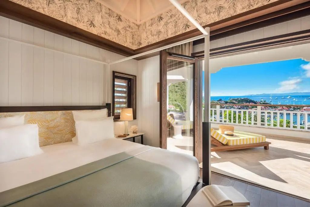 Luxuriöses Schlafzimmer mit direktem Zugang zu einer Terrasse mit Meerblick.