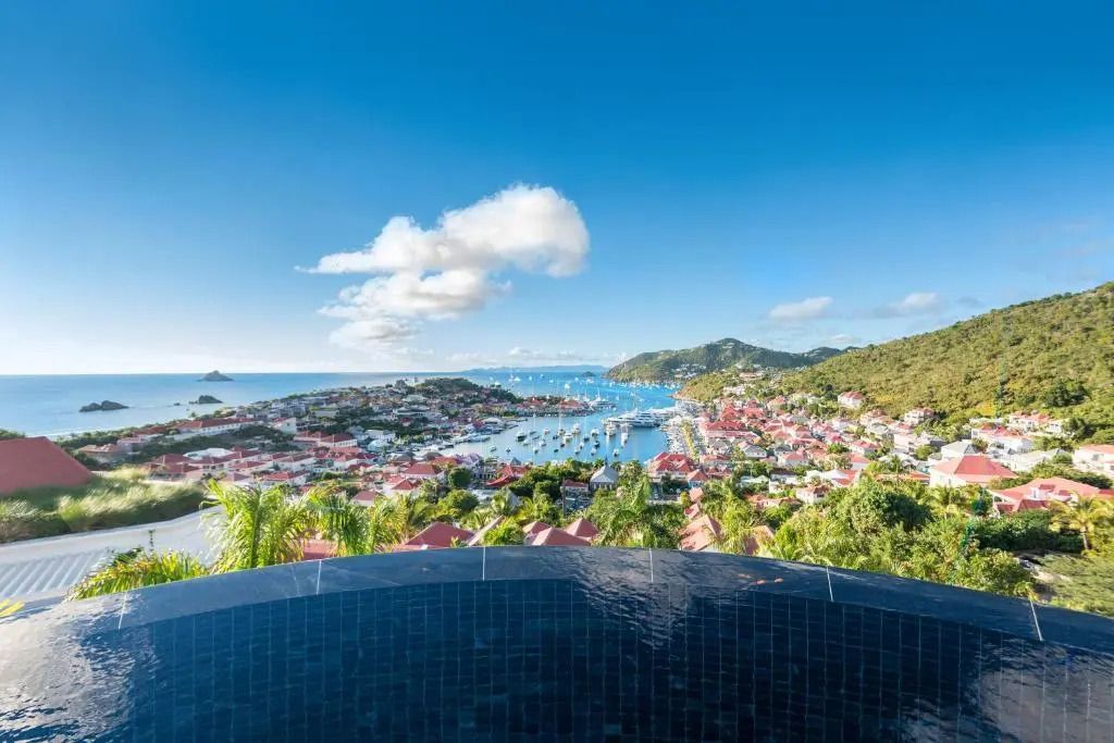 Panoramablick von einem Infinity-Pool auf Saint-Barth und das Meer.