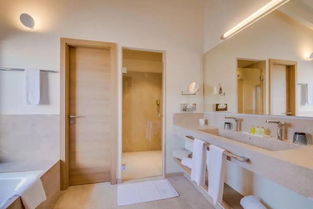 Modernes Badezimmer in hellen Tönen mit stilvollen Armaturen