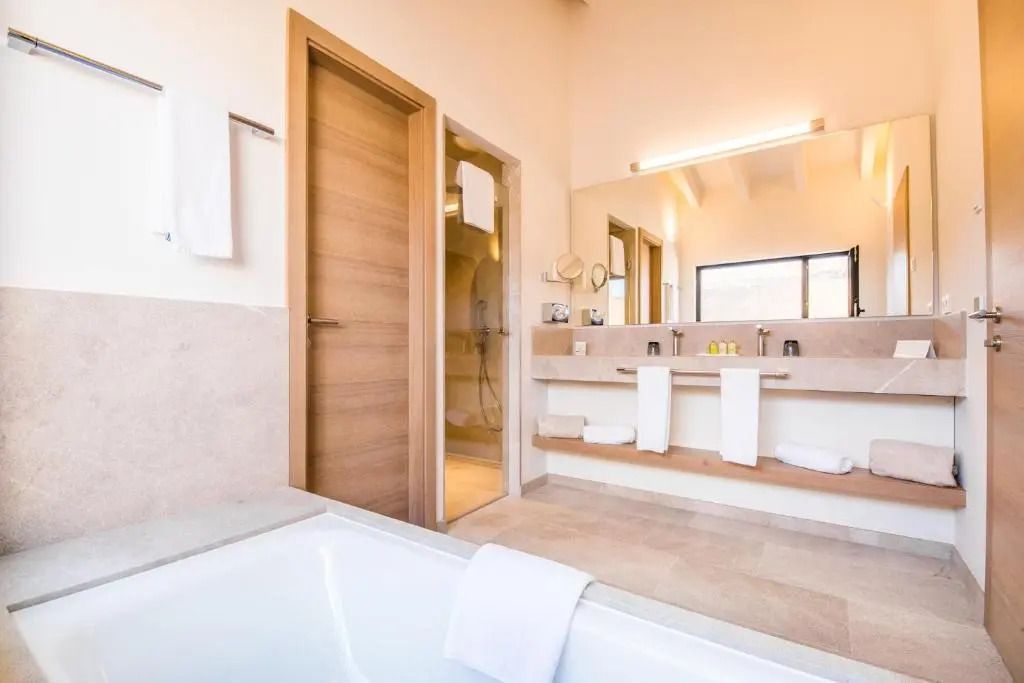 Geräumiges Badezimmer mit Badewanne und hellem Interieur