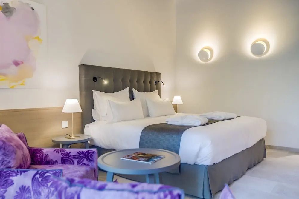Gemütliches Doppelbett mit Leselampen im Hotelzimmer