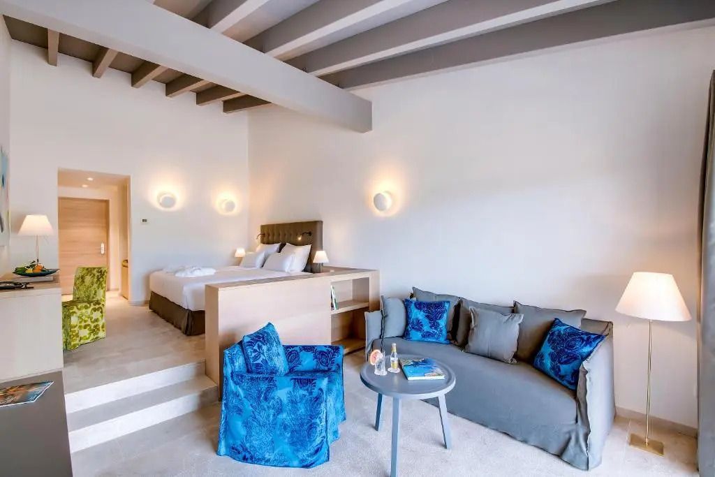 Elegante Junior-Suite mit Doppelbett und moderner Einrichtung