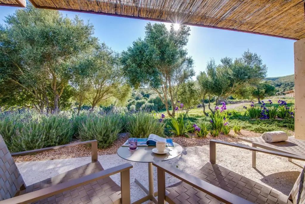 Terrasse mit Sitzmöbeln und Blick auf grünen Garten