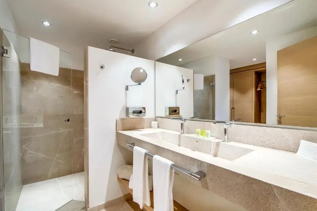 Modernes Badezimmer mit Doppelwaschbecken und großzügigem Spiegel