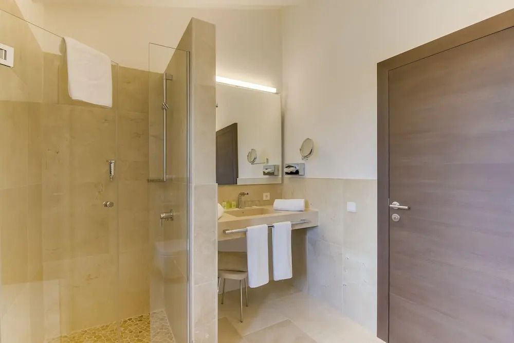 Modernes Badezimmer mit Dusche und Waschbecken