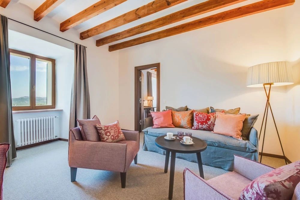 Wohnzimmer in der Klassisch Suite mit Sofa und Sesseln