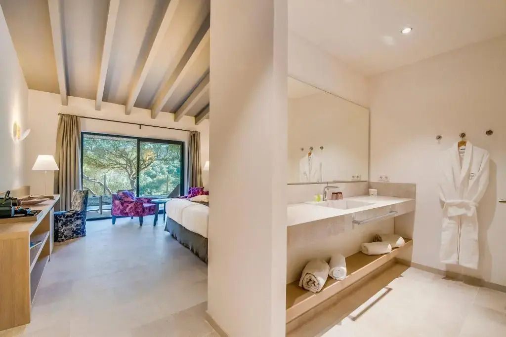 Modernes Badezimmer mit großzügigem Spiegel und Blick ins Zimmer