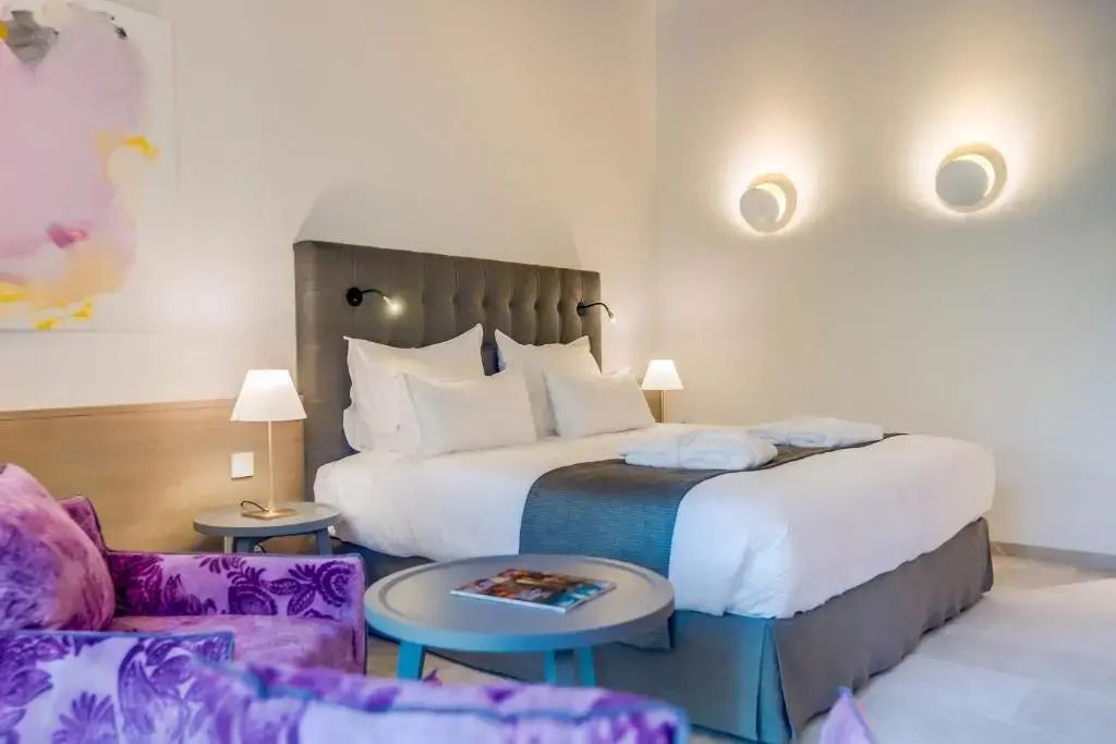 Komfortables Bett mit stilvollen Nachttischlampen und moderner Dekoration