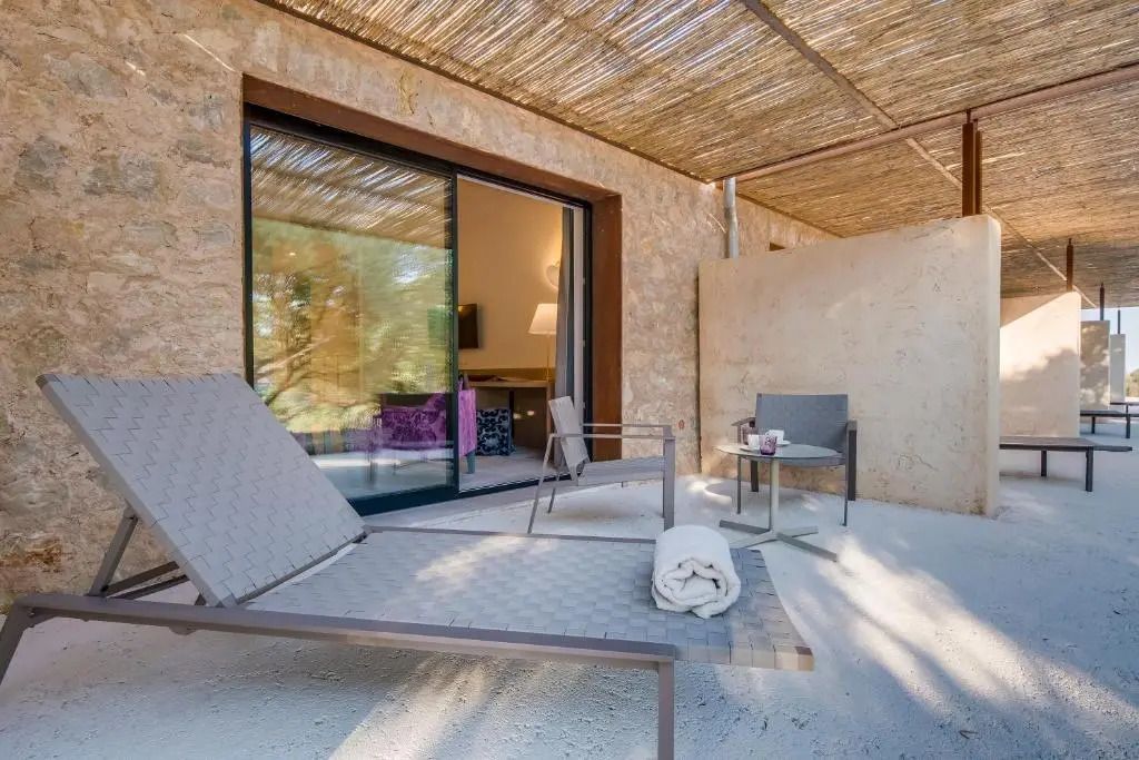 Private Terrasse mit bequemen Liegestühlen und Naturblick