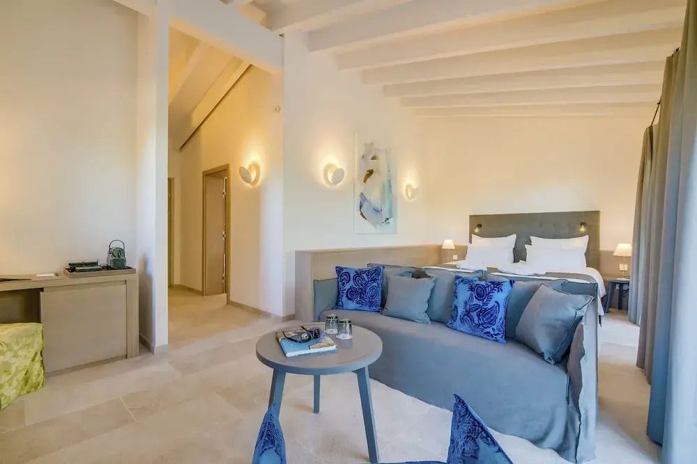 Geräumiges Schlafzimmer mit großem Bett und eleganter Dekoration in der Suite