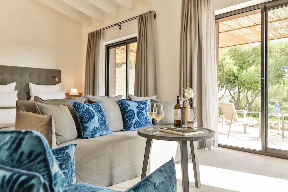 Sofa mit blauen Kissen und einem Tisch mit Kaffee in einer eleganten Suite