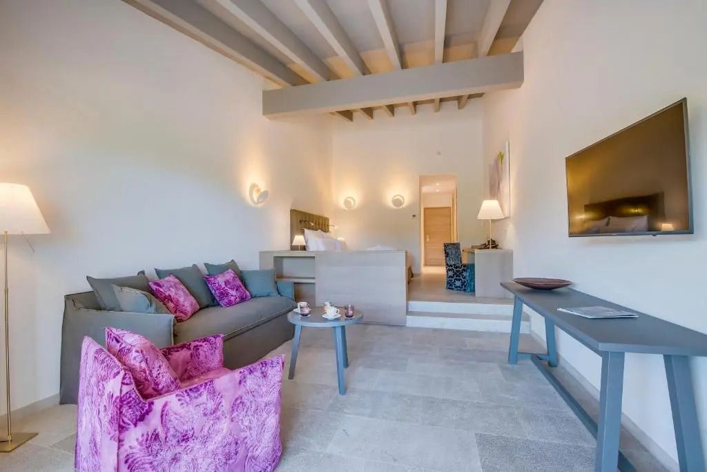 Elegante Suite mit gemütlicher Sitzecke und modernen Akzenten