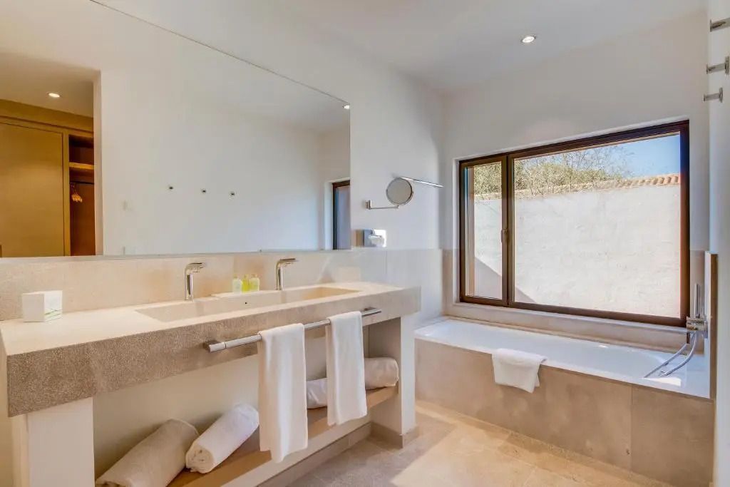 Helles Bad mit großer Badewanne und moderner Ausstattung