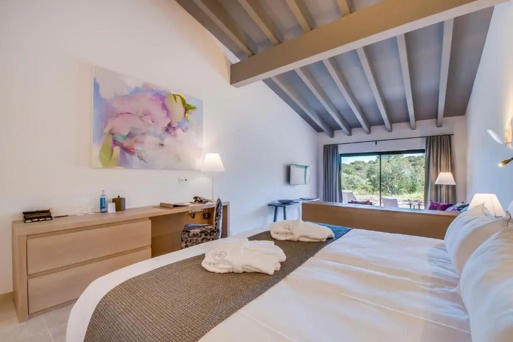 Geräumiges Zimmer mit gemütlichem Bett und Blick nach draußen