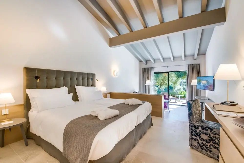 Geräumiges Superior Zimmer mit Doppelbett und Ausblick auf die Natur.