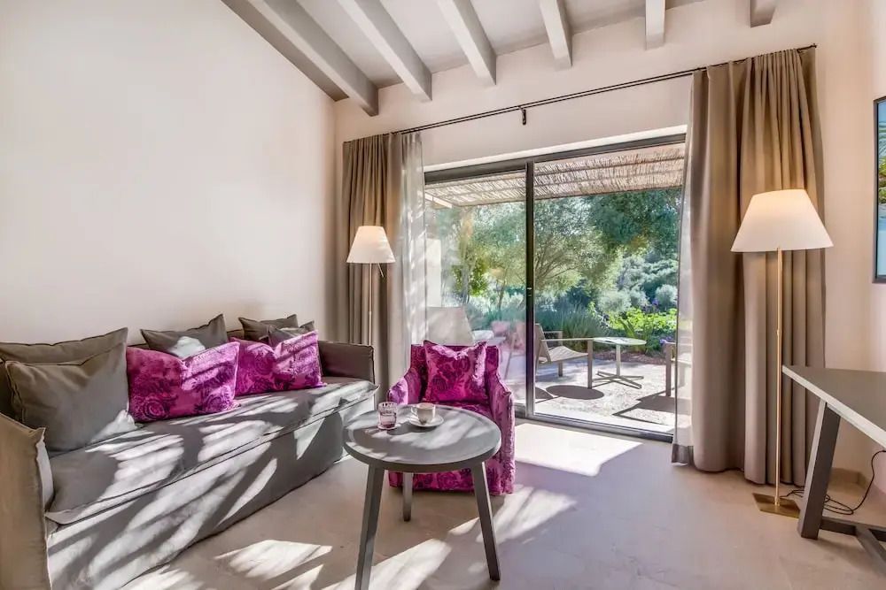 Sitzbereich im Superior Zimmer mit Zugang zur Terrasse und Gartenblick.