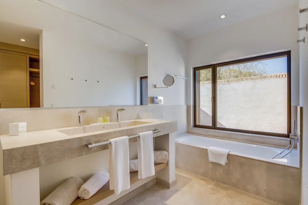 Modernes Badezimmer mit großer Badewanne und Tageslicht.