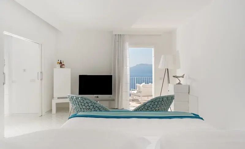 Helles Zimmer mit Meerblick und modernen Möbeln