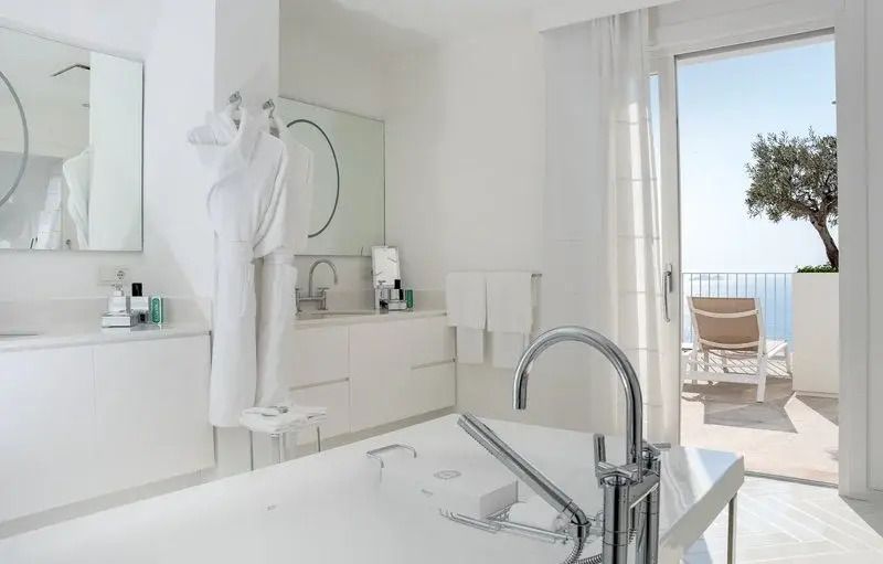 Badezimmer mit Blick auf das Meer und luxuriösen Details