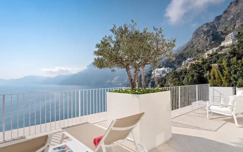 Terrasse mit Blick auf das Meer und Liegestühlen