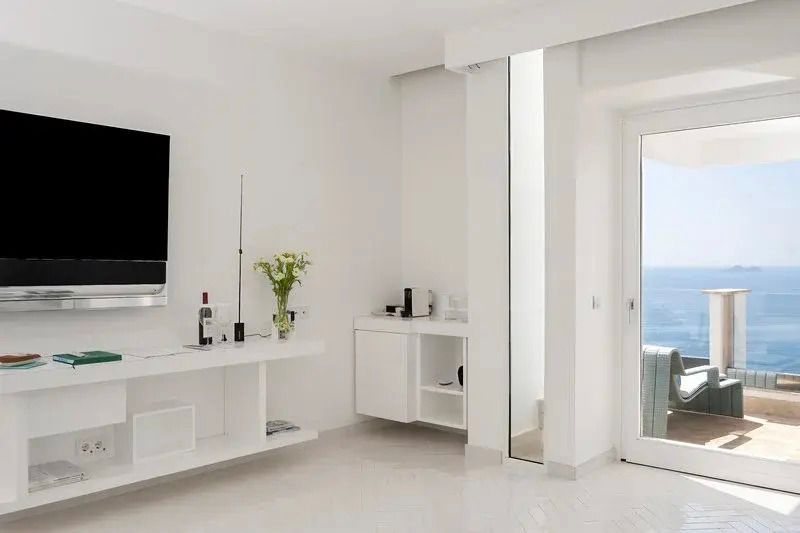 Moderner Wohnbereich im Zimmer mit Meerblick und Zugang zur Terrasse.