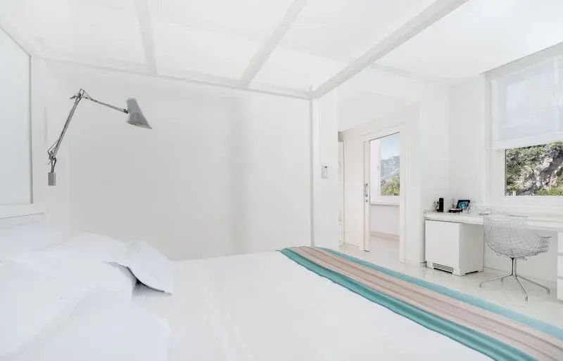 Helles Schlafzimmer mit Doppelbett und Aussicht im Canopy Doppel Zimmer im Casa Angelina