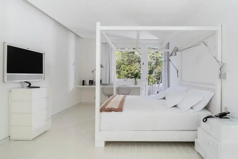 Modernes Canopy Doppelbettzimmer mit großem Fenster und stilvollem Dekor